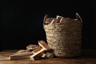 Masadaki odunları siyah arkaplanda kes