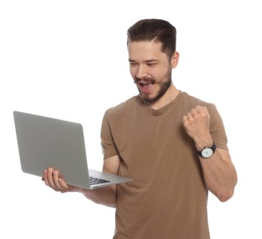 Beyaz arka planda laptop ile duygusal adam