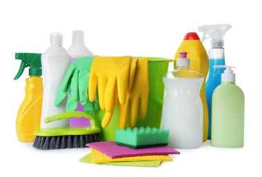 Beyaz arkaplanda farklı temizlik malzemeleri var.