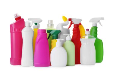 Beyaz arkaplanda farklı temizlik malzemeleri var.