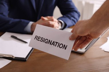 İşçi istifa mektubunu ofisteki patrona veriyor, kapatıyor.