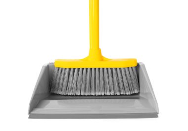 Beyaz arkaplanda plastik süpürge ve faraş