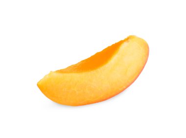 Beyaz üzerine izole edilmiş lezzetli olgun kayısı dilimi.