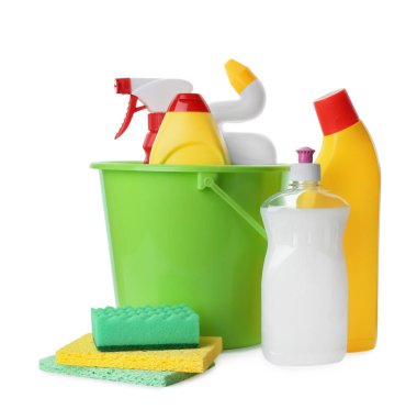 Beyaz arkaplanda farklı temizlik malzemeleri var.