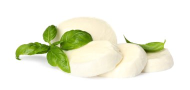 Beyaz arka planda lezzetli mozarella peyniri dilimleri ve fesleğen.