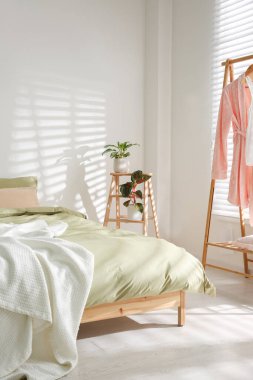 Şık oda içinde yumuşak battaniyeli büyük bir yatak.