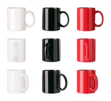 Beyaz arkaplanda farklı seramik bardaklarla ayarlanmış