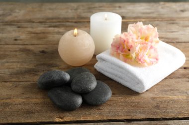 Tahta masadaki spa taşlarıyla kompozisyon