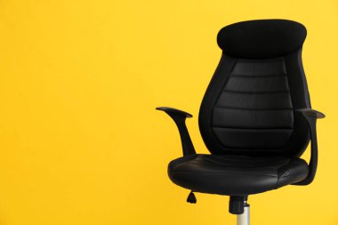 Sarı arka planda modern ofis koltuğu. Metin için boşluk