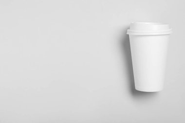 Açık gri arkaplanlı kağıt kahve fincanı, üst manzara. Metin için boşluk