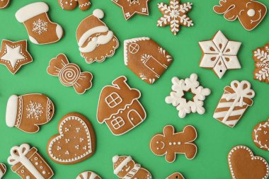 Yeşil arka planda farklı noel kurabiyeleri, düz yatış