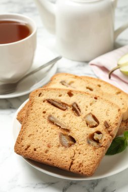 Beyaz mermer masada armut ekmeği dilimleri, yakın plan. Ev yapımı kek.