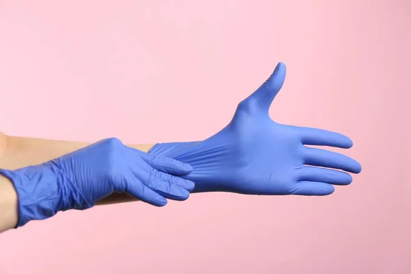 Pessoa Que Põe Luvas Médicas Contra Contexto Rosa Close Mãos — Fotografia de Stock