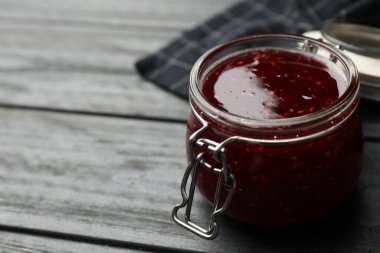 Gri ahşap masada ev yapımı lezzetli ahududu reçeli. Metin için boşluk