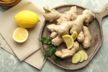 Gri mermer masada taze limon ve zencefil var.