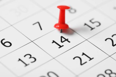 Sevgililer Günü 'nde kırmızı broşlu takvim sayfası, yakın plan.