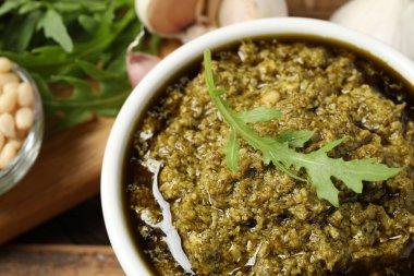 Masada bir kase lezzetli roka pesto, yakın plan.