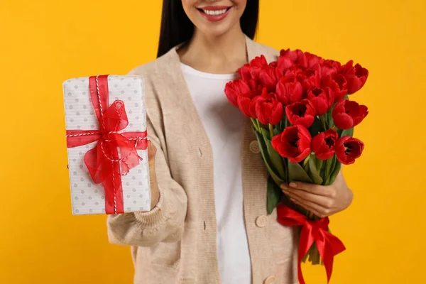 Happy Woman Red Tulip Bouquet Gift Box Yellow Background Closeup — ストック写真