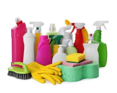 Beyaz arkaplanda farklı temizlik malzemeleri var.