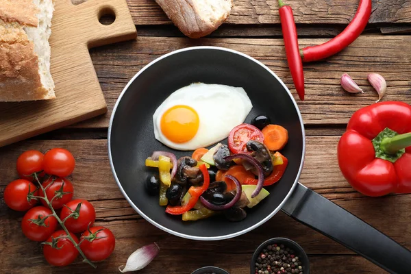 Tasty Fried Egg Vegetables Pan Ingredients Wooden Table Flat Lay — Stockfoto