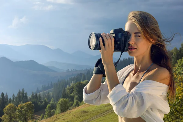 Photographer Taking Picture Beautiful Mountains Professional Camera — Stock fotografie