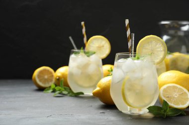 Gri masadaki naneli doğal limonata, yazı için yer. Yaz ferahlatıcı içecek