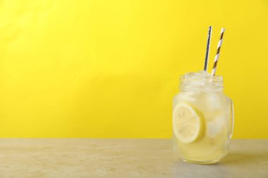 Açık gri masada doğal limonata, yazı için yer. Yaz ferahlatıcı içecek