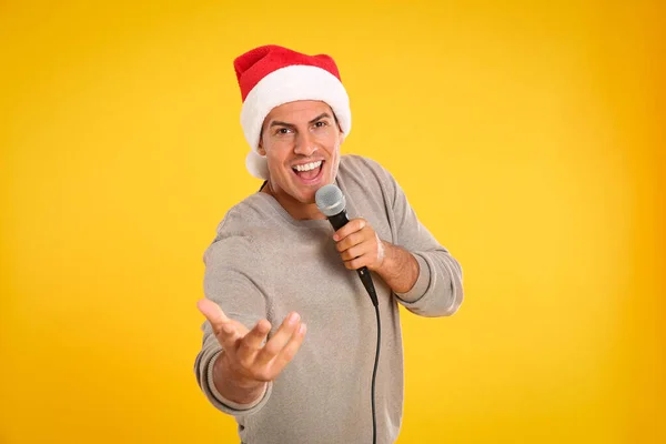 Uomo Felice Cappello Babbo Natale Che Canta Con Microfono Sfondo — Foto Stock