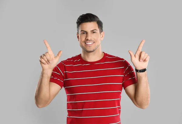 Man Showing Number Four His Hands Grey Background — Φωτογραφία Αρχείου