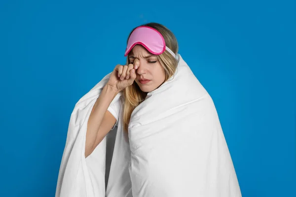 Junge Frau Schlafmaske Mit Weicher Decke Auf Blauem Hintergrund — Stockfoto