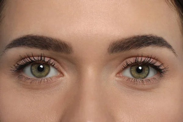 Ung Kvinna Med Permanenta Ögonbryn Makeup Närbild — Stockfoto