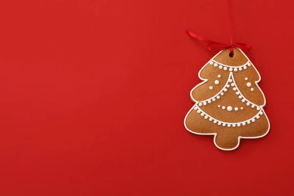 Christmas Tree Shaped Cookie Red Background Top View Space Text — Stock fotografie