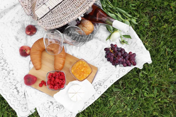 Picnic Blanket Tasty Food Flowers Cider Grass Outdoors Flat Lay — Stockfoto