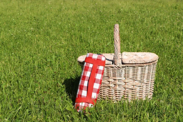 Rolled Checkered Tablecloth Picnic Basket Green Grass Outdoors Space Text — 스톡 사진