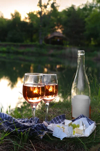 Lahodné Růžové Víno Sýr Hrozny Piknikové Přikrývce Jezera — Stock fotografie