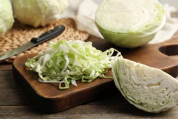 Färsk Strimlad Kål Träbord Närbild — Stockfoto