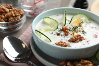 Lezzetli soğuk yaz çorbası masada, yakın plan.