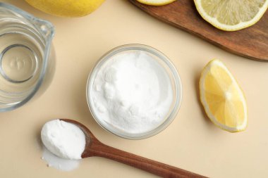 Bej arka planda kabartma tozu, limon ve sirke.