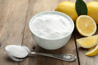 Kabartma tozu ve limon dilimleri ahşap masada.