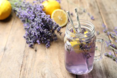 Mason kavanozunda lavantalı taze limonata ve ahşap masa. Metin için boşluk