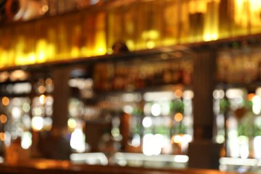 Kafedeki bar tezgahının bulanık görünümü