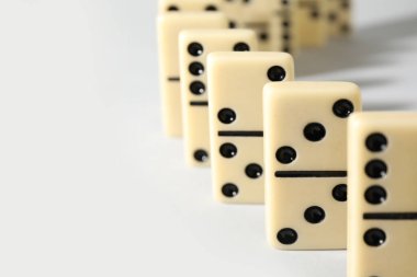 Beyaz arka planda Domino fayansları, yakın plan. Metin için boşluk