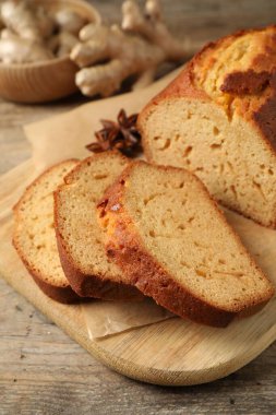 Dilimlenmiş lezzetli zencefilli kek, ahşap masada, yakın plan.