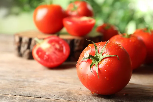 Pomodori Freschi Maturi Sul Tavolo Legno Primo Piano — Foto Stock