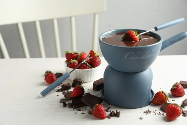 Fonduetopf Mit Schokolade Und Frischen Erdbeeren Auf Weißem Tisch — Stockfoto