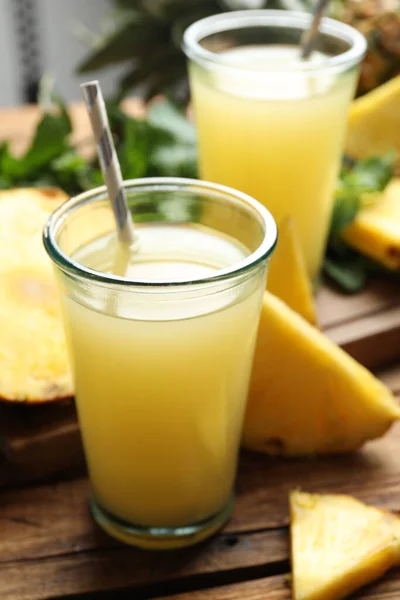 Delicioso Suco Abacaxi Frutas Frescas Mesa Madeira — Fotografia de Stock