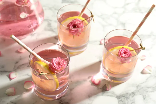 Erfrischungsgetränk Mit Zitrone Und Rose Auf Weißem Marmortisch — Stockfoto