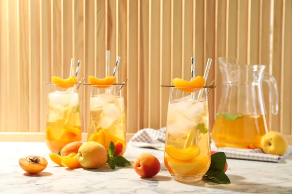 Läcker Uppfriskande Dryck Med Aprikos Vitt Marmorbord — Stockfoto