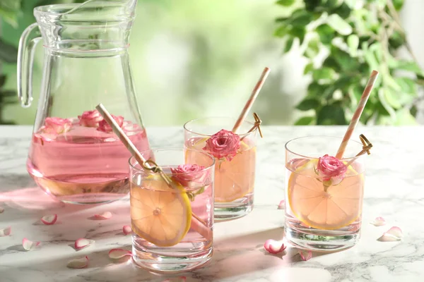 Uppfriskande Dryck Med Citron Och Ros Vitt Marmorbord — Stockfoto