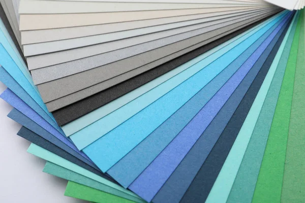 Beyaz arkaplanda renk paleti örnekleri, yakın plan